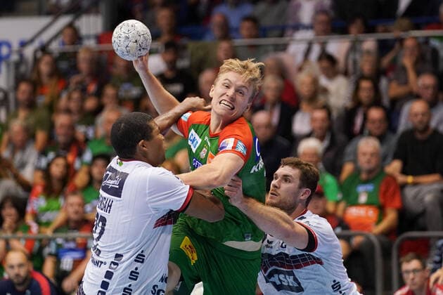 Bilder des Jahres 2021, Sport 10 Oktober Sport Themen der Woche KW41 Sport Bilder des Tages GER, Handball Maenner, 1. Bundesliga, 2021 2022, 7. Spieltag, SC Magdeburg - SG Flensburg-Handewitt, 17.10.2021, vl.: Mads Mensah Larsen (Flensburg, 22), Gisli Thorgeir Kristjansson (SCM, 10), Johannes Golla (flensburg, 4). GER, Handball Maenner, 1. Bundesliga, 2021 2022, 7. Spieltag, SC Magdeburg - SG Flensburg-Handewitt, 17.10.2021, *** GER, Handball Maenner, 1 Bundesliga, 2021 2022, 7 Spieltag, SC Magdeburg SG Flensburg Handewitt, 17 10 2021, vl Mads Mensah Larsen Flensburg, 22 , Gisli Thorgeir Kristjansson SCM, 10 , Johannes Golla flensburg, 4 GER, Handball Maenner, 1 Bundesliga, 2021 2022, 7 Spieltag, SC Magdeburg SG Flensburg Handewitt, 17 10 2021, Copyright: xSchulz Eibner-Pressefotox ep_eer