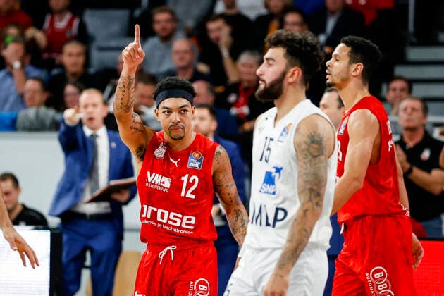 links Justin Robinson (Brose Bamberg, 12) rechts Jordan Geist (MLP Academics Heidelberg, 15) Brose Bamberg - MLP Academics Heidelberg - easyCredit-BBL - Basketball Bundesliga Saison 2021 22 Spieltag 4, 17.10.2021 Bamberg, Brose Arena Copyright: DanielxLöb
