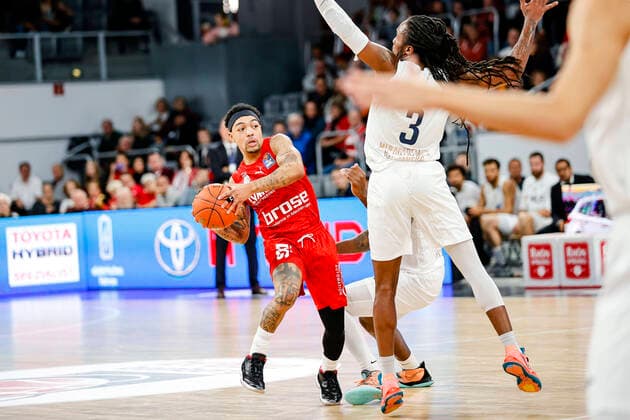 links Justin Robinson (Brose Bamberg, 12) rechts Robert Lowery (MLP Academics Heidelberg, 03) Brose Bamberg - MLP Academics Heidelberg - easyCredit-BBL - Basketball Bundesliga Saison 2021 22 Spieltag 4, 17.10.2021 Bamberg, Brose Arena Copyright: DanielxLöb