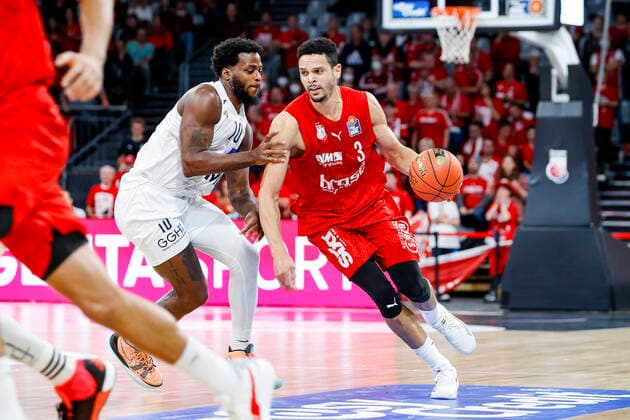 rechts Dominic Lockhart (Brose Bamberg, 03) links Kelvin Martin (MLP Academics Heidelberg, 10) Brose Bamberg - MLP Academics Heidelberg - easyCredit-BBL - Basketball Bundesliga Saison 2021 22 Spieltag 4, 17.10.2021 Bamberg, Brose Arena Copyright: DanielxLöb