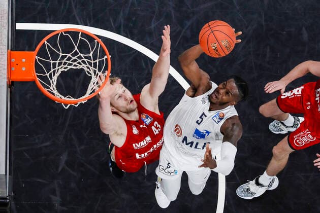 rechts Shyron Ely (MLP Academics Heidelberg, 05) links Christian Sengfelder (Brose Bamberg, 43) Brose Bamberg - MLP Academics Heidelberg - easyCredit-BBL - Basketball Bundesliga Saison 2021 22 Spieltag 4, 17.10.2021 Bamberg, Brose Arena Copyright: DanielxLöb
