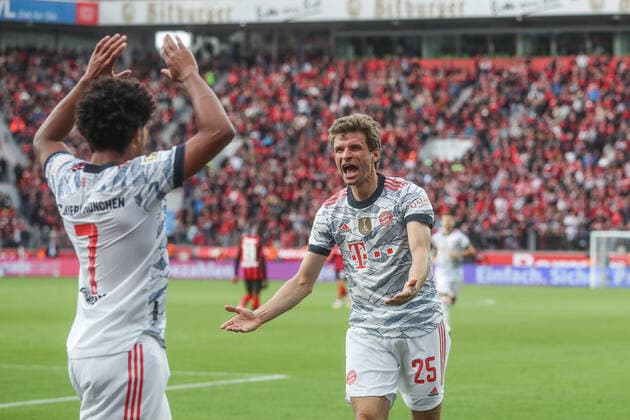 Sport Bilder des Tages 17.10.2021, Fussball, Saison 2021 2022, 1. Bundesliga, 8. Spieltag, Bayer Leverkusen - FC Bayern München, v. l. Serge Gnabry (FC Bayern München), Thomas Müller (FC Bayern München) Foto: Tim Rehbein RHR-FOTO Leverkusen BayArena Deutschland xRHR-FOTO TRx