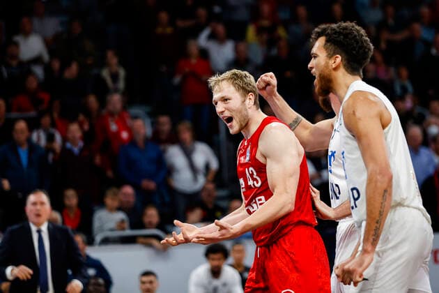 links Christian Sengfelder (Brose Bamberg, 43) rechts Jordan Geist (MLP Academics Heidelberg, 15) Brose Bamberg - MLP Academics Heidelberg - easyCredit-BBL - Basketball Bundesliga Saison 2021 22 Spieltag 4, 17.10.2021 Bamberg, Brose Arena Copyright: DanielxLöb