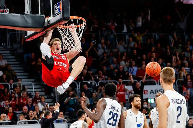 Bilder des Jahres 2021, Sport 10 Oktober Sport Themen der Woche KW41 Sport Bilder des Tages Dunking Patrick Heckmann (Brose Bamberg, 33) zum 68:63 Brose Bamberg - MLP Academics Heidelberg - easyCredit-BBL - Basketball Bundesliga Saison 2021 22 Spieltag 4, 17.10.2021 Bamberg, Brose Arena *** Dunking Patrick Heckmann Brose Bamberg, 33 to 68 63 Brose Bamberg MLP Academics Heidelberg easyCredit BBL Basketball Bundesliga Saison 2021 22 Spieltag 4, 17 10 2021 Bamberg, Brose Arena Copyright: DanielxLöb