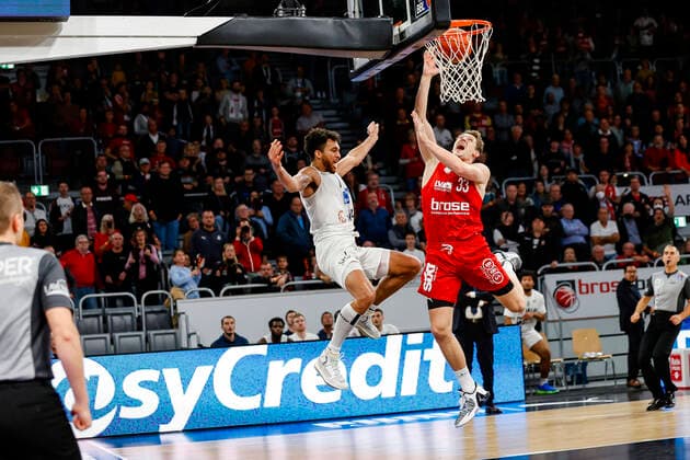 rechts Patrick Heckmann (Brose Bamberg, 33) links Jordan Geist (MLP Academics Heidelberg, 15) Brose Bamberg - MLP Academics Heidelberg - easyCredit-BBL - Basketball Bundesliga Saison 2021 22 Spieltag 4, 17.10.2021 Bamberg, Brose Arena Copyright: DanielxLöb
