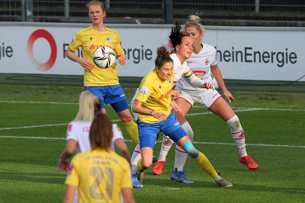 1.FC Köln vs. FC CarlZeiss Jena, Fussball Frauen, 1. Bundesliga, Mitte von links. Sophie Walter (Jena), Peggy Kuznik (1.FC Köln), Bild: , 17.10.2021