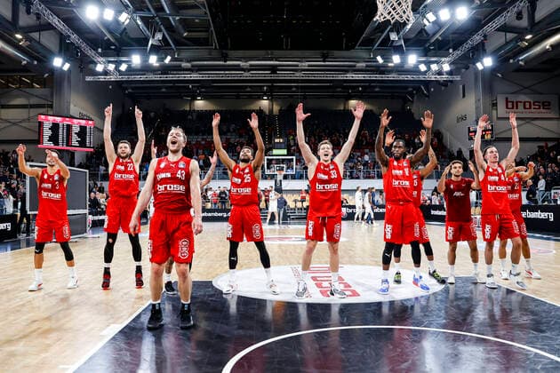 Bamberger Jubel nach dem 72:68-Sieg über Heidelberg und der alleinigen tabellenführung vlnr Dominic Lockhart (Brose Bamberg, 03) Martinas Geben (Brose Bamberg, 22) Christian Sengfelder (Brose Bamberg, 43) Kenneth Ogbe (Brose Bamberg, 25) Patrick Heckmann (Brose Bamberg, 33) Derek Cooke Jr. (Brose Bamberg, 10) Elias Baggette (Brose Bamberg, 02) Omar Prewitt (Brose Bamberg, 04) Joel Aminu (Brose Bamberg, 21) Brose Bamberg - MLP Academics Heidelberg - easyCredit-BBL - Basketball Bundesliga Saison 2021 22 Spieltag 4, 17.10.2021 Bamberg, Brose Arena Copyright: DanielxLöb