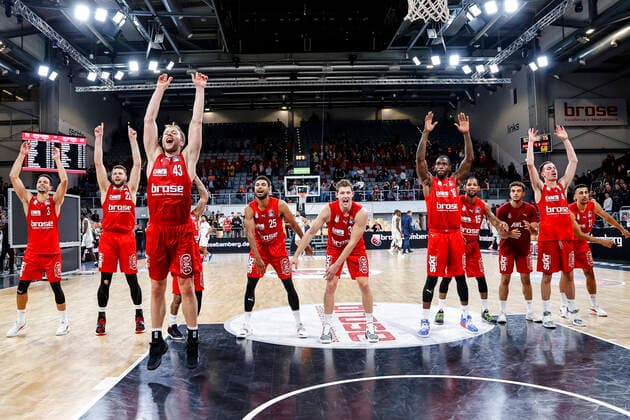 Bamberger Jubel nach dem 72:68-Sieg über Heidelberg und der alleinigen tabellenführung vlnr Dominic Lockhart (Brose Bamberg, 03) Martinas Geben (Brose Bamberg, 22) Christian Sengfelder (Brose Bamberg, 43) Kenneth Ogbe (Brose Bamberg, 25) Patrick Heckmann (Brose Bamberg, 33) Derek Cooke Jr. (Brose Bamberg, 10) Elias Baggette (Brose Bamberg, 02) Omar Prewitt (Brose Bamberg, 04) Joel Aminu (Brose Bamberg, 21) Brose Bamberg - MLP Academics Heidelberg - easyCredit-BBL - Basketball Bundesliga Saison 2021 22 Spieltag 4, 17.10.2021 Bamberg, Brose Arena Copyright: DanielxLöb