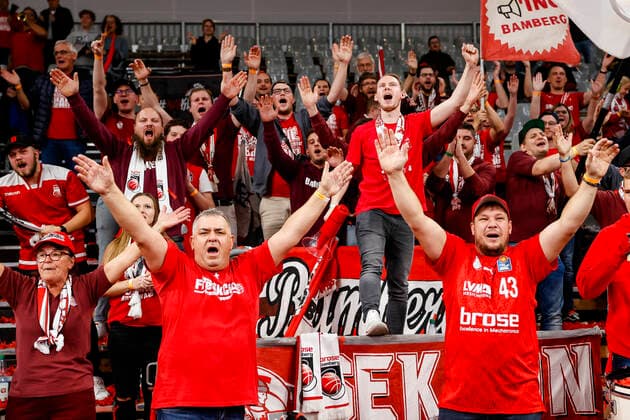 Bamberger Fans jubeln nach dem 72:68-Sieg über Heidelberg und der alleinigen Tabellenführung - in der Brose Arena waren die Fans ohne Maske, da 3GPlus kontrolliert wurde Brose Bamberg - MLP Academics Heidelberg - easyCredit-BBL - Basketball Bundesliga Saison 2021 22 Spieltag 4, 17.10.2021 Bamberg, Brose Arena Copyright: DanielxLöb
