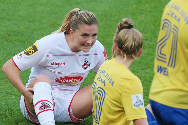 1.FC Köln vs. FC CarlZeiss Jena, Fussball Frauen, 1. Bundesliga, von links: Rachel Miriam Rinast (1.FC Köln), Verena Volkmer (Jena), Bild: , 17.10.2021