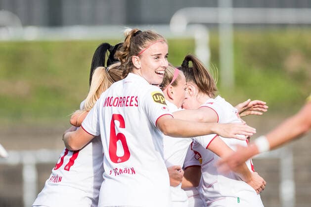 FLYERALARM Frauen Fussball Bundesliga, 1. FC Koeln - FC Carl Zeiss Jena; 17.10.2021 Peggy Kuznik ( 21, 1. FC Koeln) trifft zum 1:0 - Jubel beim 1. FC Koeln FLYERALARM Frauen Fussball Bundesliga, 1. FC Koeln - FC Carl Zeiss Jena, Koeln, Geissbockheim DFL REGULATIONS PROHIBIT ANY USE OF PHOTOGRAPHS AS IMAGE SEQUENCES AND OR QUASI-VIDEO. Copyright: xBEAUTIFULxSPORTS Wunderlx