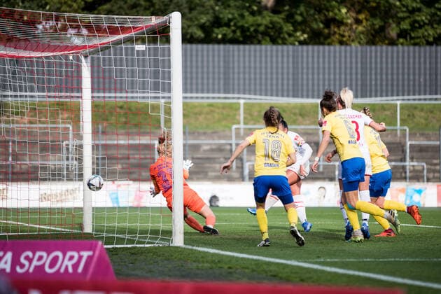 FLYERALARM Frauen Fussball Bundesliga, 1. FC Koeln - FC Carl Zeiss Jena; 17.10.2021 Peggy Kuznik ( 21, 1. FC Koeln) trifft zum 1:0 FLYERALARM Frauen Fussball Bundesliga, 1. FC Koeln - FC Carl Zeiss Jena, Koeln, Geissbockheim DFL REGULATIONS PROHIBIT ANY USE OF PHOTOGRAPHS AS IMAGE SEQUENCES AND OR QUASI-VIDEO. Copyright: xBEAUTIFULxSPORTS Wunderlx