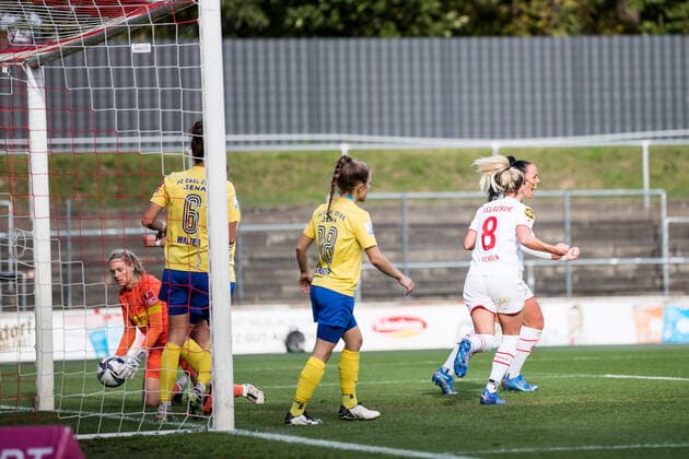 FLYERALARM Frauen Fussball Bundesliga, 1. FC Koeln - FC Carl Zeiss Jena; 17.10.2021 Peggy Kuznik ( 21, 1. FC Koeln) trifft zum 1:0 - Jubel beim 1. FC Koeln FLYERALARM Frauen Fussball Bundesliga, 1. FC Koeln - FC Carl Zeiss Jena, Koeln, Geissbockheim DFL REGULATIONS PROHIBIT ANY USE OF PHOTOGRAPHS AS IMAGE SEQUENCES AND OR QUASI-VIDEO. Copyright: xBEAUTIFULxSPORTS Wunderlx