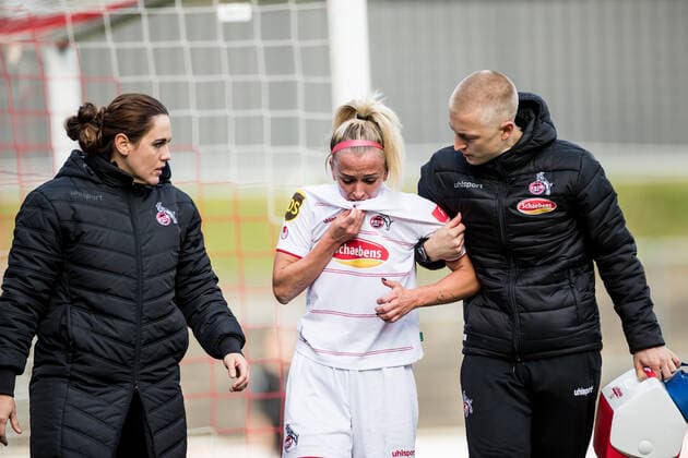 FLYERALARM Frauen Fussball Bundesliga, 1. FC Koeln - FC Carl Zeiss Jena; 17.10.2021 Mandy Islacker ( 8, 1. FC Koeln) nach Zusammenprall mit Inga Schuldt ( 31, FC Carl Zeiss Jena) FLYERALARM Frauen Fussball Bundesliga, 1. FC Koeln - FC Carl Zeiss Jena, Koeln, Geissbockheim DFL REGULATIONS PROHIBIT ANY USE OF PHOTOGRAPHS AS IMAGE SEQUENCES AND OR QUASI-VIDEO. Copyright: xBEAUTIFULxSPORTS Wunderlx