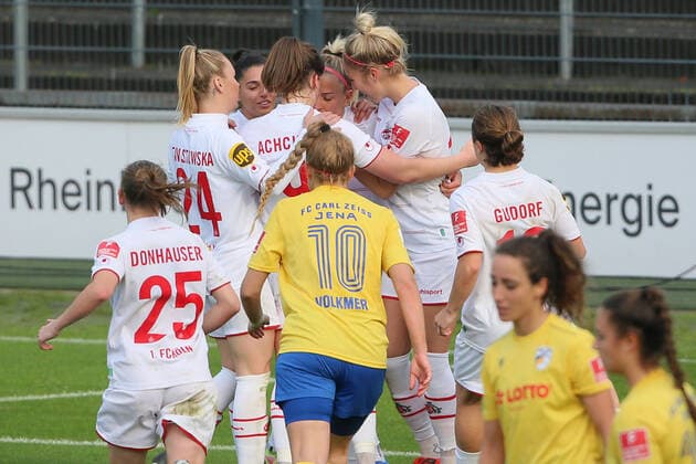 1.FC Köln vs. FC CarlZeiss Jena, Fussball Frauen, 1. Bundesliga, Jubel um Mandy islacker (1.FC Köln), nach ihrem Treffer zum 2:0, Bild: , 17.10.2021