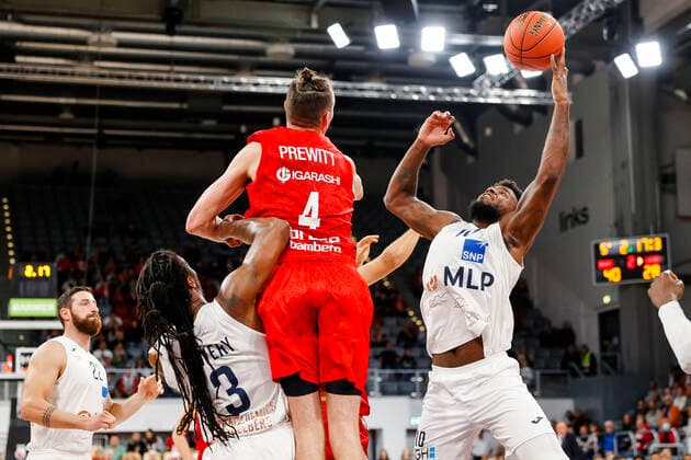 rechts Kelvin Martin (MLP Academics Heidelberg, 10) Mitte Omar Prewitt (Brose Bamberg, 04) links Robert Lowery (MLP Academics Heidelberg, 03) Brose Bamberg - MLP Academics Heidelberg - easyCredit-BBL - Basketball Bundesliga Saison 2021 22 Spieltag 4, 17.10.2021 Bamberg, Brose Arena Copyright: DanielxLöb