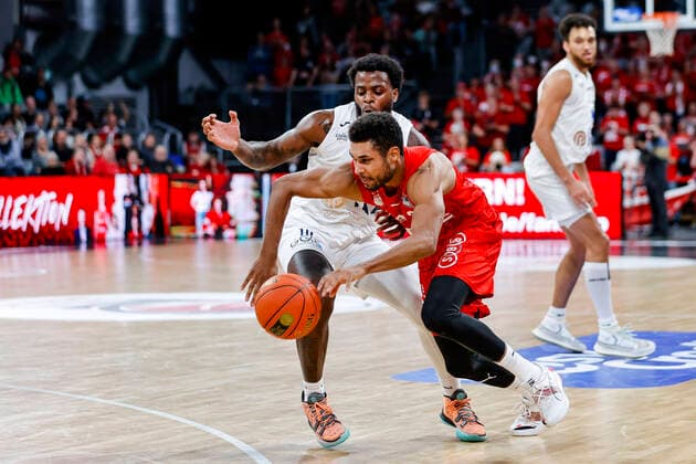 rechts Kenneth Ogbe (Brose Bamberg, 25) links Kelvin Martin (MLP Academics Heidelberg, 10) Brose Bamberg - MLP Academics Heidelberg - easyCredit-BBL - Basketball Bundesliga Saison 2021 22 Spieltag 4, 17.10.2021 Bamberg, Brose Arena Copyright: DanielxLöb