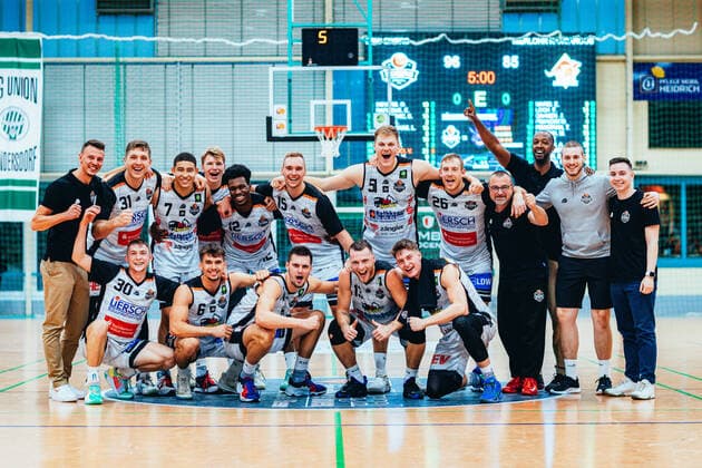 BB-2BL BSW Sixers - Iserlohn Kangaroos Jubel nach dem Spiel beim Sieger des Abends BSW Sixers waehrend der Saison 2021-22 (Herren) in der Barmer 2. Bundesliga ProB zwischen BSW Sixers und Iserlohn Kangaroos in der Ballsporthalle Sandersdorf am 17. October 2021 in Sandersdorf, Sachsen Anhalt, Deutschland
