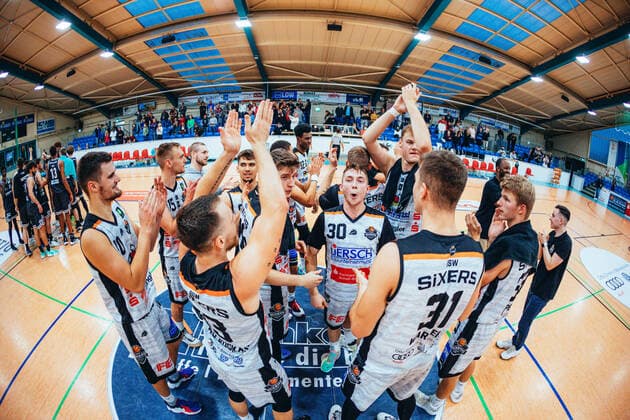 BB-2BL BSW Sixers - Iserlohn Kangaroos Jubel bei BSW Sixers nach dem Sieg mit Vincent Friederici ( 30 BSW Sixers) waehrend der Saison 2021-22 (Herren) in der Barmer 2. Bundesliga ProB zwischen BSW Sixers und Iserlohn Kangaroos in der Ballsporthalle Sandersdorf am 17. October 2021 in Sandersdorf, Sachsen Anhalt, Deutschland