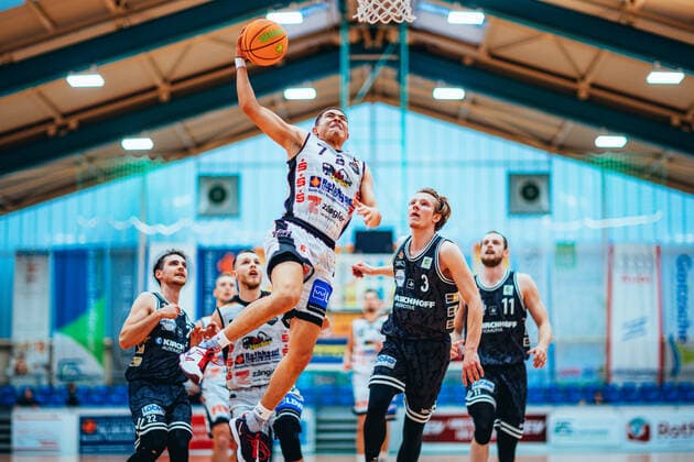 BB-2BL BSW Sixers - Iserlohn Kangaroos Evans Rapieque ( 7 BSW Sixers) waehrend der Saison 2021-22 (Herren) in der Barmer 2. Bundesliga ProB zwischen BSW Sixers und Iserlohn Kangaroos in der Ballsporthalle Sandersdorf am 17. October 2021 in Sandersdorf, Sachsen Anhalt, Deutschland