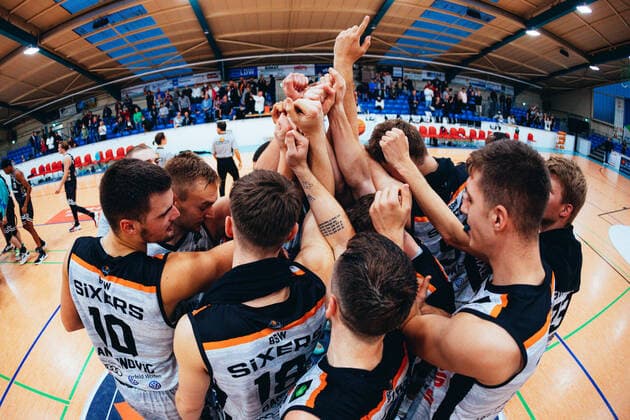BB-2BL BSW Sixers - Iserlohn Kangaroos Jubel bei den BSW Sixers nach dem Spiel waehrend der Saison 2021-22 (Herren) in der Barmer 2. Bundesliga ProB zwischen BSW Sixers und Iserlohn Kangaroos in der Ballsporthalle Sandersdorf am 17. October 2021 in Sandersdorf, Sachsen Anhalt, Deutschland