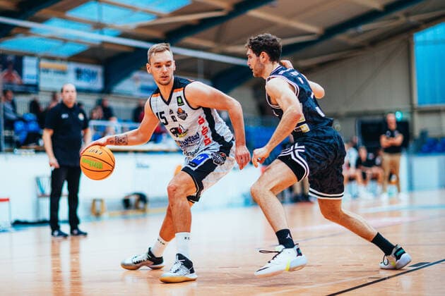 BB-2BL BSW Sixers - Iserlohn Kangaroos Marco Rahn ( 15 BSW Sixers), Joshua Dahmen ( 7 Iserlohn Kangaroos) waehrend der Saison 2021-22 (Herren) in der Barmer 2. Bundesliga ProB zwischen BSW Sixers und Iserlohn Kangaroos in der Ballsporthalle Sandersdorf am 17. October 2021 in Sandersdorf, Sachsen Anhalt, Deutschland