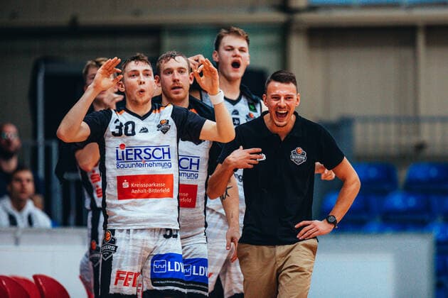 BB-2BL BSW Sixers - Iserlohn Kangaroos Trainer Christopher Schneider (BSW Sixers) und Vincent Friederici ( 30 BSW Sixers) waehrend der Saison 2021-22 (Herren) in der Barmer 2. Bundesliga ProB zwischen BSW Sixers und Iserlohn Kangaroos in der Ballsporthalle Sandersdorf am 17. October 2021 in Sandersdorf, Sachsen Anhalt, Deutschland