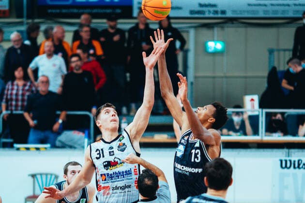 BB-2BL BSW Sixers - Iserlohn Kangaroos Hendrik Warner ( 31 BSW Sixers), Tidjan Keita ( 13 Iserlohn Kangaroos) waehrend der Saison 2021-22 (Herren) in der Barmer 2. Bundesliga ProB zwischen BSW Sixers und Iserlohn Kangaroos in der Ballsporthalle Sandersdorf am 17. October 2021 in Sandersdorf, Sachsen Anhalt, Deutschland