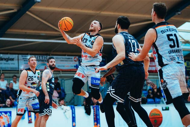 BB-2BL BSW Sixers - Iserlohn Kangaroos Lukas Kazlauskas ( 13 BSW Sixers) waehrend der Saison 2021-22 (Herren) in der Barmer 2. Bundesliga ProB zwischen BSW Sixers und Iserlohn Kangaroos in der Ballsporthalle Sandersdorf am 17. October 2021 in Sandersdorf, Sachsen Anhalt, Deutschland