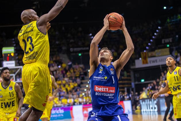 Oldenburg, Niedersachsen, DEU, 17.10.2021, Oscar da Silva (Mitte, Alba Berlin) und Rickey Paulding (links, EWE Baskets Oldenburg). EWE Baskets Oldenburg vs. Alba Berlin. 1. Basketball-Bundesliga Saison 2021 2022, 4. Spieltag, Grosse EWE Arena. EWE Baskets Oldenburg vs. Alba Berlin
