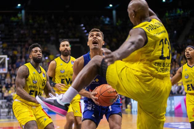 Sport Bilder des Tages Oldenburg, Niedersachsen, DEU, 17.10.2021, Oscar da Silva (Mitte, Alba Berlin) und Rickey Paulding (rechts, EWE Baskets Oldenburg). EWE Baskets Oldenburg vs. Alba Berlin. 1. Basketball-Bundesliga Saison 2021 2022, 4. Spieltag, Grosse EWE Arena. EWE Baskets Oldenburg vs. Alba Berlin