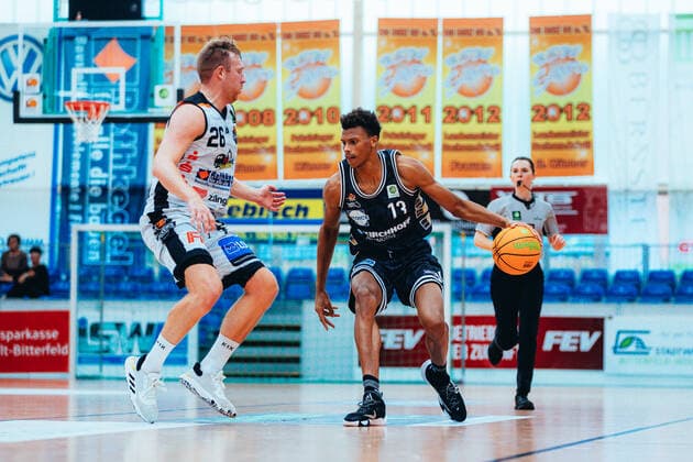 BB-2BL BSW Sixers - Iserlohn Kangaroos Frederik Rungby ( 26 BSW Sixers), Tidjan Keita ( 13 Iserlohn Kangaroos) waehrend der Saison 2021-22 (Herren) in der Barmer 2. Bundesliga ProB zwischen BSW Sixers und Iserlohn Kangaroos in der Ballsporthalle Sandersdorf am 17. October 2021 in Sandersdorf, Sachsen Anhalt, Deutschland