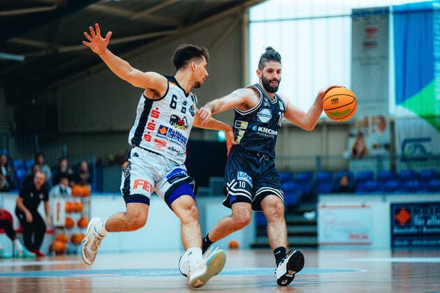 BB-2BL BSW Sixers - Iserlohn Kangaroos Ole Sievers ( 6 BSW Sixers), Toni Prostran ( 10 Iserlohn Kangaroos) waehrend der Saison 2021-22 (Herren) in der Barmer 2. Bundesliga ProB zwischen BSW Sixers und Iserlohn Kangaroos in der Ballsporthalle Sandersdorf am 17. October 2021 in Sandersdorf, Sachsen Anhalt, Deutschland