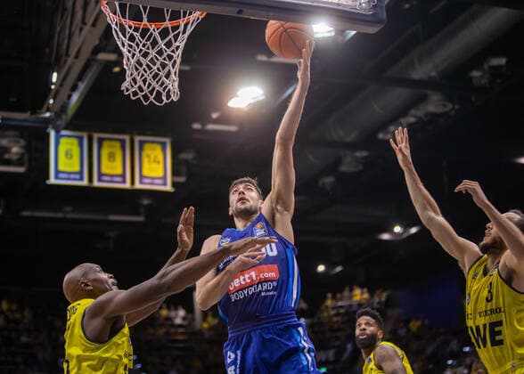 Oldenburg, Niedersachsen, DEU, 17.10.2021, Yovel Zoosman (Mitte, Alba Berlin) und Rickey Paulding (links, EWE Baskets Oldenburg). EWE Baskets Oldenburg vs. Alba Berlin. 1. Basketball-Bundesliga Saison 2021 2022, 4. Spieltag, Grosse EWE Arena. EWE Baskets Oldenburg vs. Alba Berlin