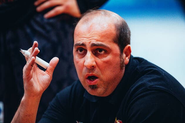 BB-2BL BSW Sixers - Iserlohn Kangaroos Trainer Dennis Shjrvan (Iserlohn Kangaroos) waehrend der Saison 2021-22 (Herren) in der Barmer 2. Bundesliga ProB zwischen BSW Sixers und Iserlohn Kangaroos in der Ballsporthalle Sandersdorf am 17. October 2021 in Sandersdorf, Sachsen Anhalt, Deutschland