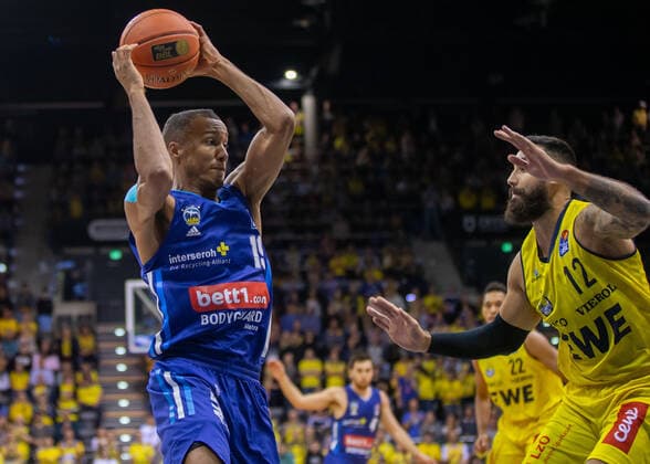 Oldenburg, Niedersachsen, DEU, 17.10.2021, Louis Olinde (links, Alba Berlin) und Martin Breunig (rechts, EWE Baskets Oldenburg). EWE Baskets Oldenburg vs. Alba Berlin. 1. Basketball-Bundesliga Saison 2021 2022, 4. Spieltag, Grosse EWE Arena. EWE Baskets Oldenburg vs. Alba Berlin