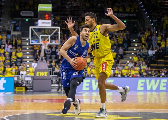 Oldenburg, Niedersachsen, DEU, 17.10.2021, Tamir Blatt (links, Alba Berlin) und TJ Holyfield (rechts, EWE Baskets Oldenburg). EWE Baskets Oldenburg vs. Alba Berlin. 1. Basketball-Bundesliga Saison 2021 2022, 4. Spieltag, Grosse EWE Arena. EWE Baskets Oldenburg vs. Alba Berlin