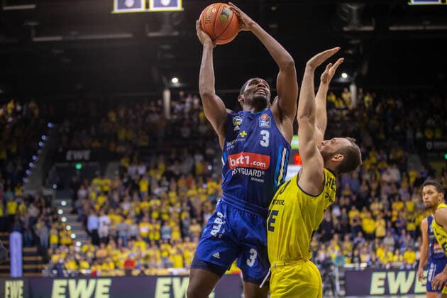 Oldenburg, Niedersachsen, DEU, 17.10.2021, Jaleen Smith (links, Alba Berlin) und Max Heidegger (rechts, EWE Baskets Oldenburg). EWE Baskets Oldenburg vs. Alba Berlin. 1. Basketball-Bundesliga Saison 2021 2022, 4. Spieltag, Grosse EWE Arena. EWE Baskets Oldenburg vs. Alba Berlin