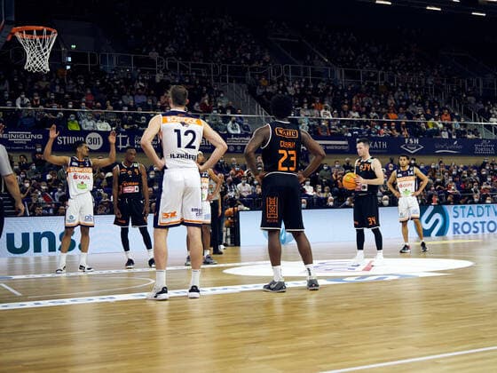 Raiquan Leeandre Clark 23 (wiha Panthers Schwenningen), David Allan Cohn 34 (wiha Panthers Schwenningen), Stefan Ilzhöfer 12 (Rostock Seawolves), Einwurf, Free Throws, Korb, Wurf Rostock Seawolves vs. wiha Panthers Schwenningen, ProA, 2.Barmer, Basketball, Bundesliga, Sporthalle Rostock, BBL, Spielzeit 2021 2022, 5.Spieltag, 17.10.2021 Foto:EIBNER Stephanie Zerbe Rostock Seawolves vs. wiha Panthers Schwenningen, ProA, 2.Barmer, Basketball, Bundesliga, Rostock, BBL, Spielzeit 2021 2022, 5.Spieltag, 17.10.2021 Rostock Copyright: xStephaniexZerbe xEibner-Pressefox EP_SZE
