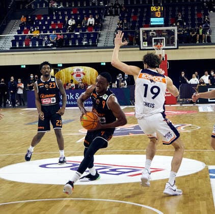 Raiquan Leeandre Clark 23 (wiha Panthers Schwenningen), Quatarrius Wilson 9 (wiha Panthers Schwenningen), Sid-Marlon Theis 19 (Rostock Seawolves) Angriff, Lachen, Emotionen, Punkt Rostock Seawolves vs. wiha Panthers Schwenningen, ProA, 2.Barmer, Basketball, Bundesliga, Sporthalle Rostock, BBL, Spielzeit 2021 2022, 5.Spieltag, 17.10.2021 Foto:EIBNER Stephanie Zerbe Rostock Seawolves vs. wiha Panthers Schwenningen, ProA, 2.Barmer, Basketball, Bundesliga, Rostock, BBL, Spielzeit 2021 2022, 5.Spieltag, 17.10.2021 Rostock Copyright: xStephaniexZerbe xEibner-Pressefox EP_SZE