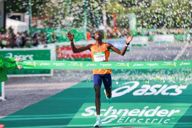 Bilder des Jahres 2021, Sport 10 Oktober Sport Themen der Woche KW41 Sport Bilder des Tages 45th Edition Of The Paris Marathon Kenya s Elisha Rotich celebrates on the finish line as he wins the men s race in the 42,195 km Paris Marathon, as part of its 45th edition on October 17, 2021. Paris Ile-de-France France stoupak-kenyasel211017_npEIz  Copyright: xMichelxStoupakx