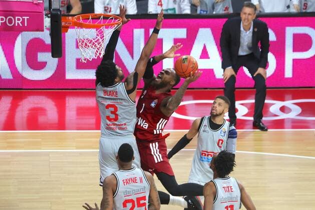Giessens 3 BLAKE vs Bayerns 1 Deshaun THOMAS. Basketball, FC Bayern - Giessen, Bundesliga, Saison 2021-2022, am 17.10.2021 in Muenchen, A U D I D O M E, Deutschland. Quelle Copyright Credit : Oryk HAIST
