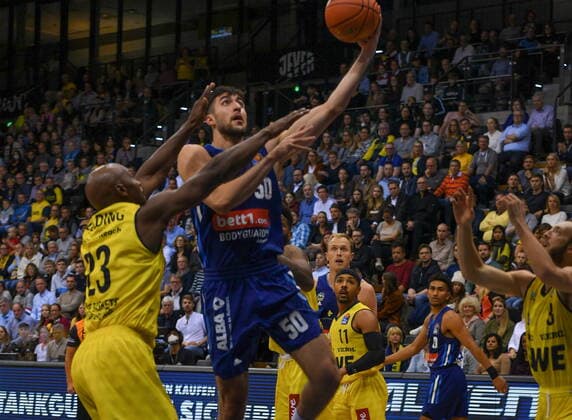 GER, Basketball,easyCredit BBL, EWE Baskets Oldenburg vs ALBA Berlin 17.10.2021, EWE Arena, Oldenburg, GER, easyCredit BBL, EWE Baskets Oldenburg vs ALBA Berlin, im Bild Yovel ZOOSMAN ( ALBA Berlin 50 ) Rickey PAULDING ( EWE Baskets Oldenburg 23 )