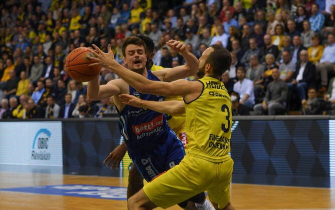 GER, Basketball,easyCredit BBL, EWE Baskets Oldenburg vs ALBA Berlin 17.10.2021, EWE Arena, Oldenburg, GER, easyCredit BBL, EWE Baskets Oldenburg vs ALBA Berlin, im Bild Jonas MATTISSECK ( ALBA Berlin 9 ) Max HEIDEGGER ( EWE Baskets Oldenburg 3 )