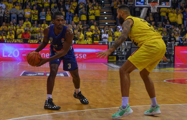 GER, Basketball,easyCredit BBL, EWE Baskets Oldenburg vs ALBA Berlin 17.10.2021, EWE Arena, Oldenburg, GER, easyCredit BBL, EWE Baskets Oldenburg vs ALBA Berlin, im Bild Jaleen SMITH ( ALBA Berlin 3 ) Martin BREUNING ( EWE Baskets Oldenburg 12 )