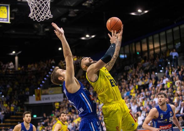 Oldenburg, Niedersachsen, DEU, 17.10.2021, Martin Breunig (Mitte, EWE Baskets Oldenburg) und Tim Schneider (links, Alba Berlin). EWE Baskets Oldenburg vs. Alba Berlin. 1. Basketball-Bundesliga Saison 2021 2022, 4. Spieltag, Grosse EWE Arena. EWE Baskets Oldenburg vs. Alba Berlin