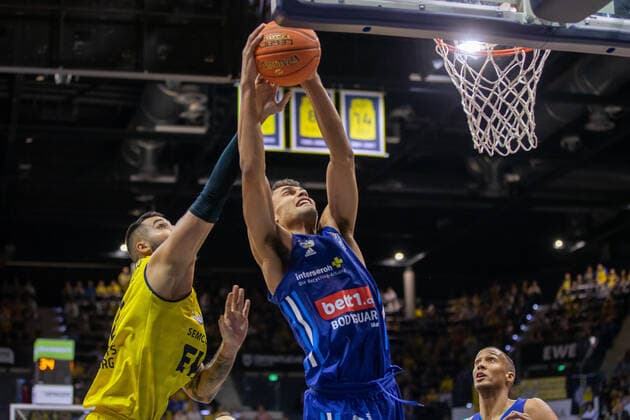 Oldenburg, Niedersachsen, DEU, 17.10.2021, Oscar da Silva (Mitte, Alba Berlin) und Martin Breunig (links, EWE Baskets Oldenburg), EWE Baskets Oldenburg vs. Alba Berlin. 1. Basketball-Bundesliga Saison 2021 2022, 4. Spieltag, Grosse EWE Arena. EWE Baskets Oldenburg vs. Alba Berlin