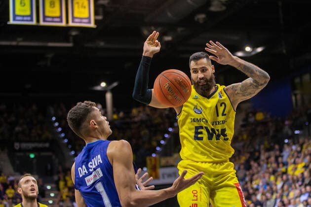 Oldenburg, Niedersachsen, DEU, 17.10.2021, Martin Breunig (rechts, EWE Baskets Oldenburg) und Oscar da Silva (links, Alba Berlin). EWE Baskets Oldenburg vs. Alba Berlin. 1. Basketball-Bundesliga Saison 2021 2022, 4. Spieltag, Grosse EWE Arena. EWE Baskets Oldenburg vs. Alba Berlin