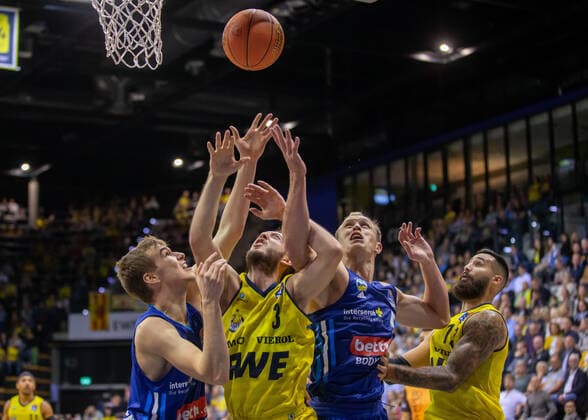 Oldenburg, Niedersachsen, DEU, 17.10.2021, von links: Malte Delow (Alba Berlin), Max Heidegger (EWE Baskets Oldenburg), Luke Sikma (Alba Berlin) und Martin Breunig (EWE Baskets Oldenburg). EWE Baskets Oldenburg vs. Alba Berlin. 1. Basketball-Bundesliga Saison 2021 2022, 4. Spieltag, Grosse EWE Arena. EWE Baskets Oldenburg vs. Alba Berlin