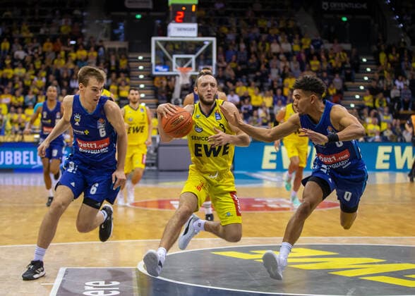Oldenburg, Niedersachsen, DEU, 17.10.2021, Malte Delow (links, Alba Berlin), Max Heidegger (Mitte, EWE Baskets Oldenburg) unnd Maodo Lo (rechts, Alba Berlin). EWE Baskets Oldenburg vs. Alba Berlin. 1. Basketball-Bundesliga Saison 2021 2022, 4. Spieltag, Grosse EWE Arena. EWE Baskets Oldenburg vs. Alba Berlin